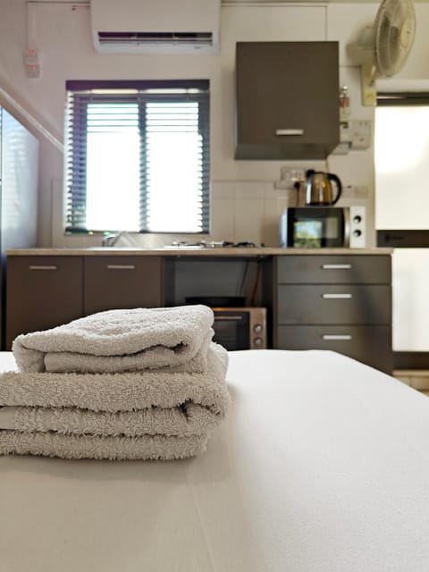 Coffee/tea facilities, Kitchen or kitchenette, Photo of the whole room, Bedroom, microwave, oven, stove, towels, air conditioner