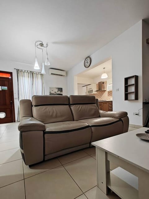 Kitchen or kitchenette, Living room, Seating area, air conditioner