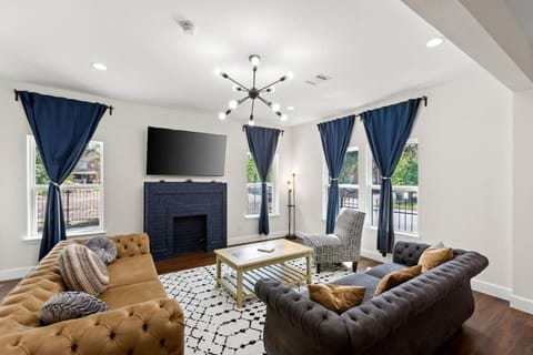 TV and multimedia, Living room, Seating area, Evening entertainment
