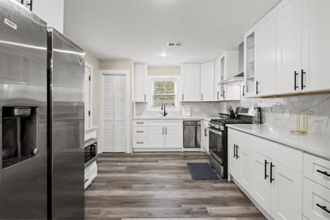 Private Fenced Yard - Fireplace - Free Parking House in Atlanta