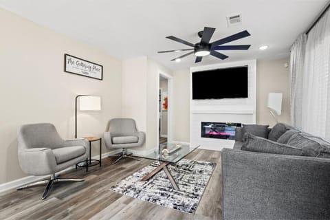 Private Fenced Yard - Fireplace - Free Parking House in Atlanta