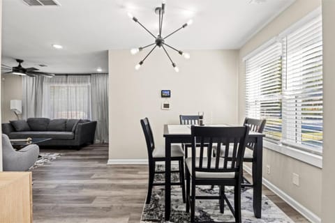 Private Fenced Yard - Fireplace - Free Parking House in Atlanta