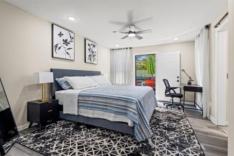 Private Fenced Yard - Fireplace - Free Parking House in Atlanta