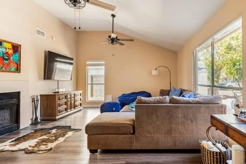 3B with pool for groups near stadium and entertainment House in Glendale