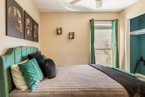 3B with pool for groups near stadium and entertainment House in Glendale