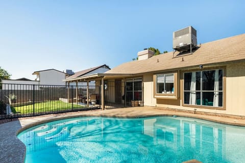 3B with pool for groups near stadium and entertainment House in Glendale