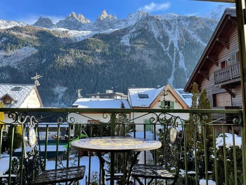 Property building, Nearby landmark, Day, Natural landscape, Winter, View (from property/room), Balcony/Terrace, Dining area, Mountain view