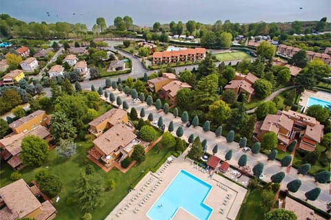 Property building, Day, Neighbourhood, Natural landscape, Bird's eye view, City view, Pool view, Street view, Swimming pool, Location, sunbed
