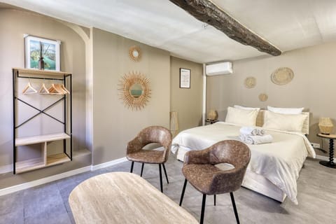 Bed, Living room, Photo of the whole room, Seating area, Bedroom
