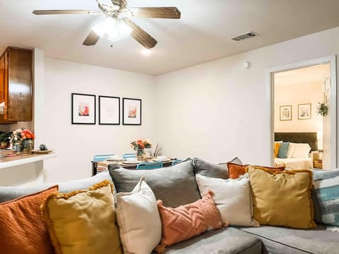 Cozy Canopy Cottage tucked away - East Tallahassee House in Tallahassee