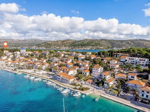 Property building, Nearby landmark, Restaurant/places to eat, Day, Bird's eye view, Balcony/Terrace, Lounge or bar, City view, Sea view, Supermarket/grocery shop, Location