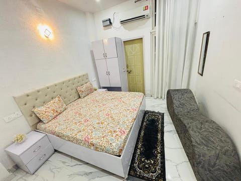 Bed, TV and multimedia, Photo of the whole room, Seating area, Bedroom, air conditioner
