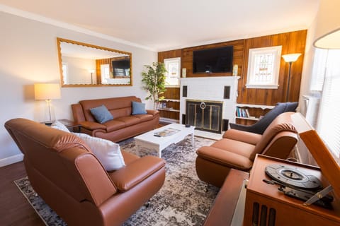 TV and multimedia, Living room, Seating area, Evening entertainment