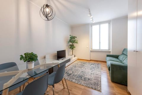 TV and multimedia, Seating area, Dining area