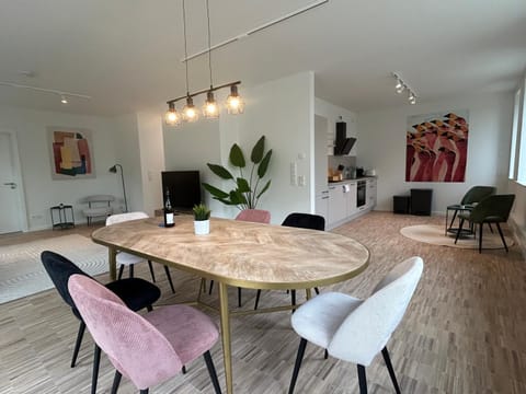 TV and multimedia, Kitchen or kitchenette, Living room, Seating area, Dining area
