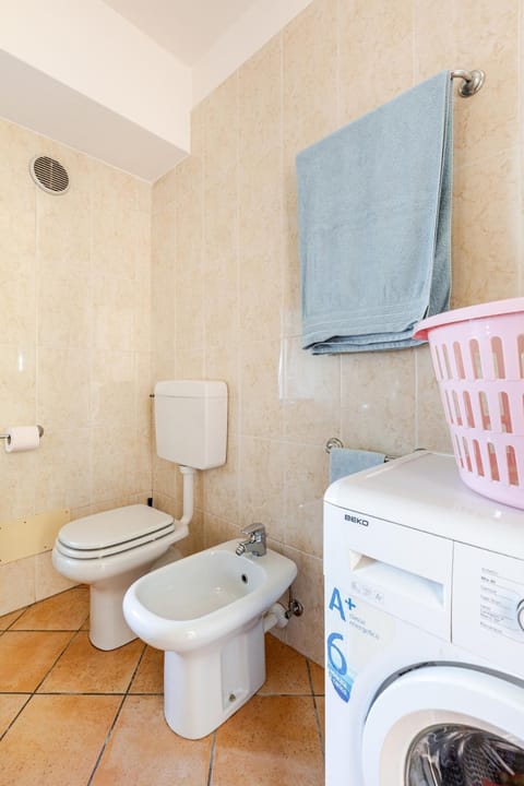 Toilet, Bathroom, bidet, towels, washing machine