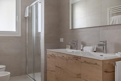 Shower, Toilet, Bathroom, towels