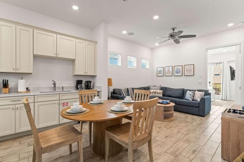 The Flamingo Nest - Kid Friendly House in Bay Lake