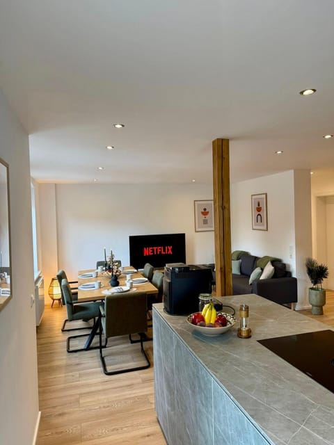 TV and multimedia, Living room, Food and drinks, Seating area, Dining area, Food