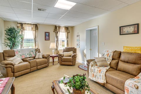 5,000 Sq Ft Antebellum Farmhouse 3 Mi to Antietam! House in Shenandoah Valley