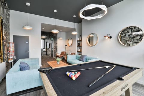 Billiard, Game Room