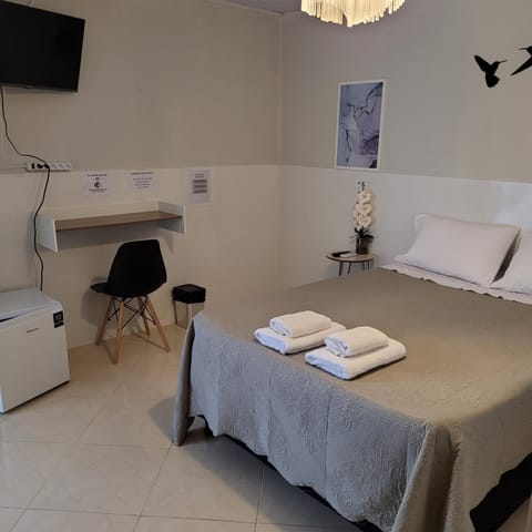 Bed, TV and multimedia, Bedroom, towels