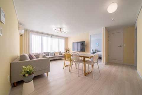 TV and multimedia, Living room, Seating area, Dining area