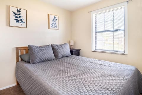 Pet-Friendly Serenity Spot on Dorthy Lane Apartment in Kettering