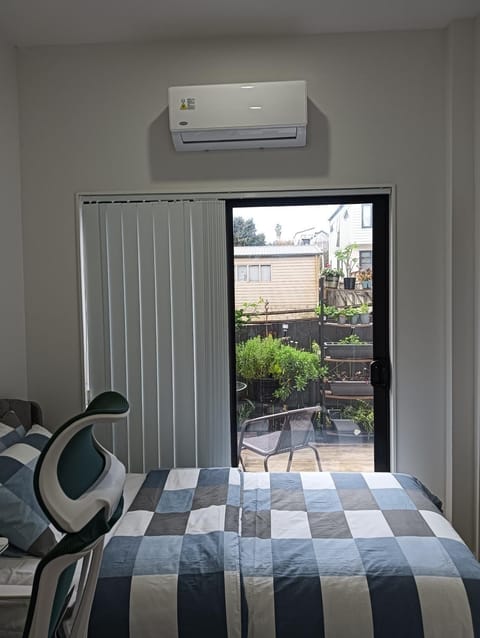 Ensuite Room with Aircon Walk to Pakuranga Plaza Bed and Breakfast in Auckland