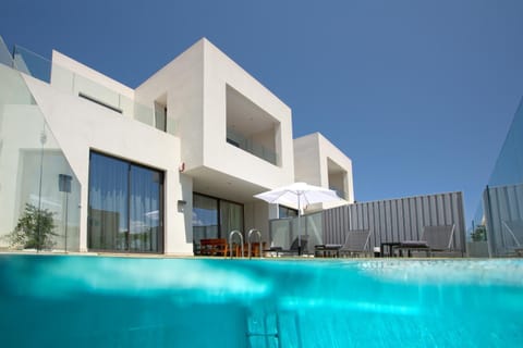Property building, Balcony/Terrace, Fitness centre/facilities, Beach, Supermarket/grocery shop, Swimming pool, Swimming pool, Swimming pool