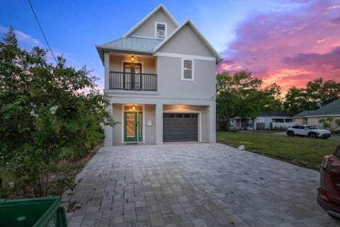 Property building, Neighbourhood, Garden, Garden view, Parking