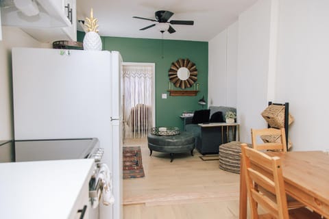 Kitchen or kitchenette, Living room, Seating area, Dining area