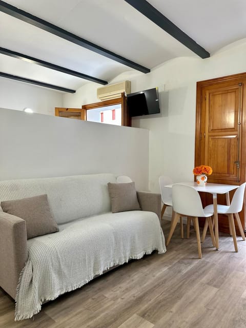 TV and multimedia, Seating area, Dining area