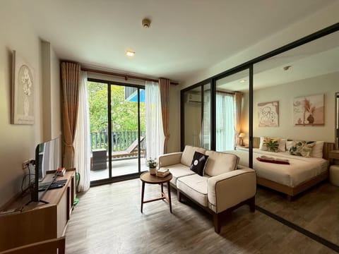 Bed, TV and multimedia, Living room, Photo of the whole room, Seating area, Bedroom