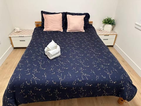 Bed, Bedroom, towels