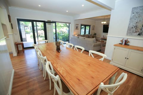 TV and multimedia, Living room, Seating area, Dining area, heating, pet friendly, air conditioner