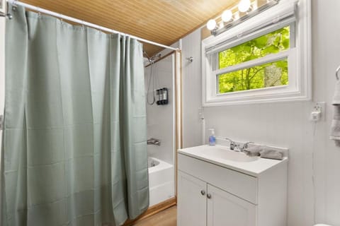 NEW, Promo Pricing - Premium Woodland Loft Retreat House in Kentucky