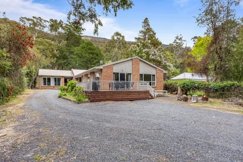 Property building, Facade/entrance, Natural landscape, View (from property/room), Landmark view, Mountain view, Quiet street view, Parking