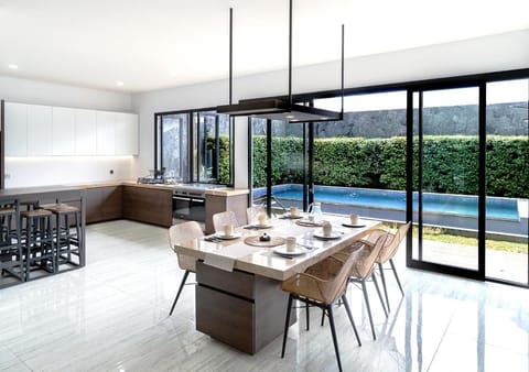 Food and drinks, Seating area, Food, Pool view, Swimming pool, sunbed