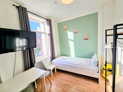 Bed, TV and multimedia, Photo of the whole room, Bedroom, towels