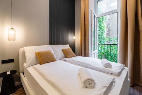 Bed, Balcony/Terrace, Photo of the whole room, Bedroom, towels