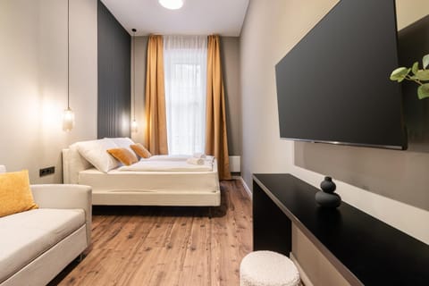 Property building, Bed, TV and multimedia, Photo of the whole room, Seating area, Evening entertainment, Bedroom