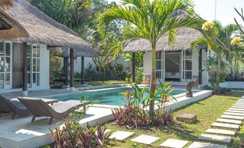 Property building, Patio, Day, Garden, Garden view, Pool view, Swimming pool, sunbed
