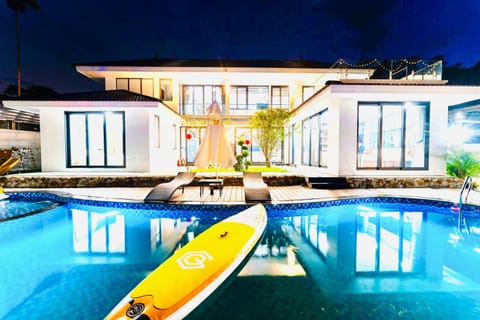 Swimming pool, sunbed