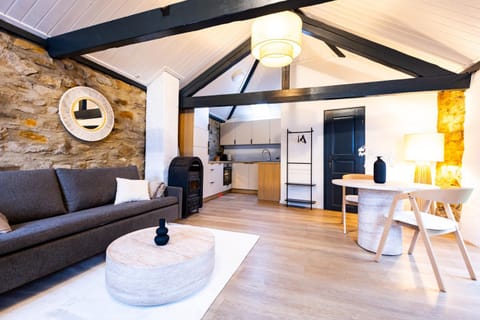 Living room, Dining area, oven