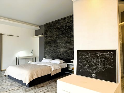 Bed, TV and multimedia, Photo of the whole room, Bedroom, towels