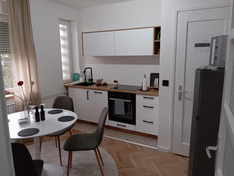 Coffee/tea facilities, Dining area, microwave, oven, stove