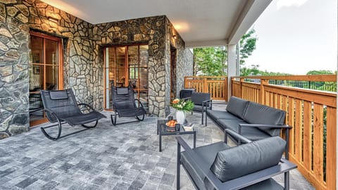 View (from property/room), Balcony/Terrace, Seating area