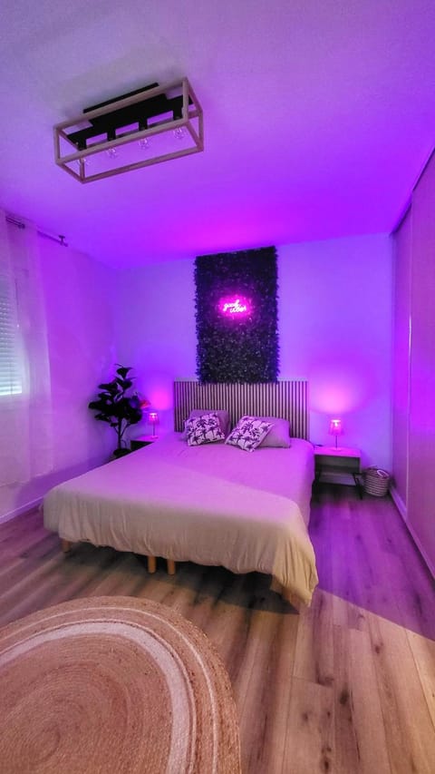 Bed, TV and multimedia, Photo of the whole room, Bedroom, air conditioner