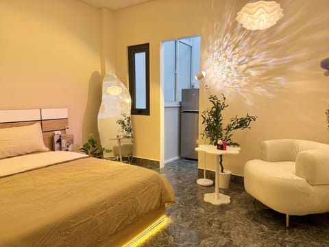 Bed, Photo of the whole room, Seating area, Bedroom